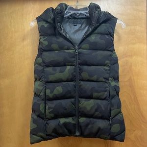 Uniqlo Camo Down Hooded Vest 💚